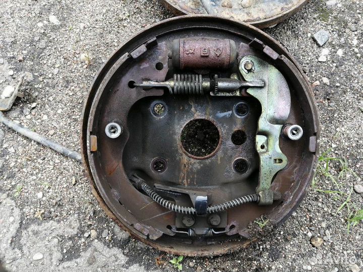 Механизм развода задних тормозных колодок Mazda M