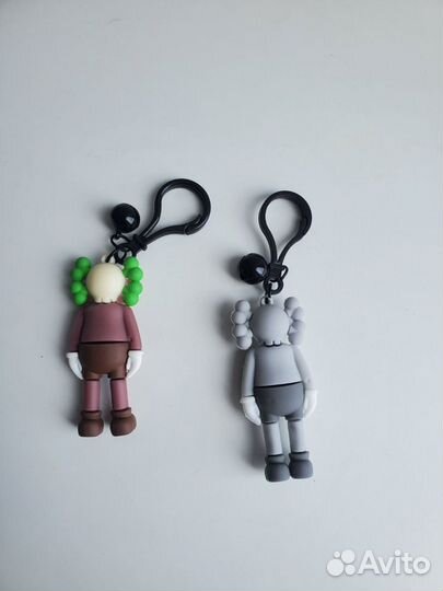 Брелок kaws