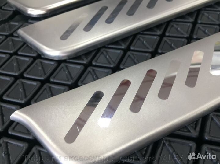 Накладки на пороги салона Honda CR-V 2002-2006