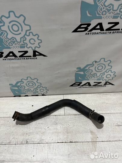 Патрубок радиатора нижний Mitsubishi Pajero 4 3.2D