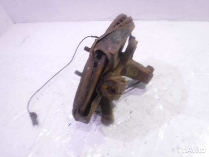 Кулак передний правый L20633020A