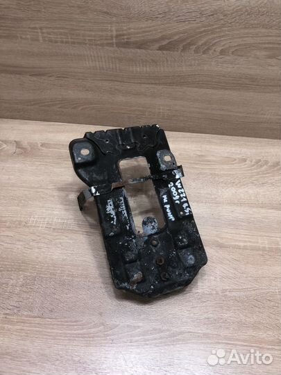 Крепление Аккумулятора Мерседес W221