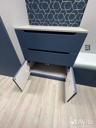 Шкаф в прихожей новый