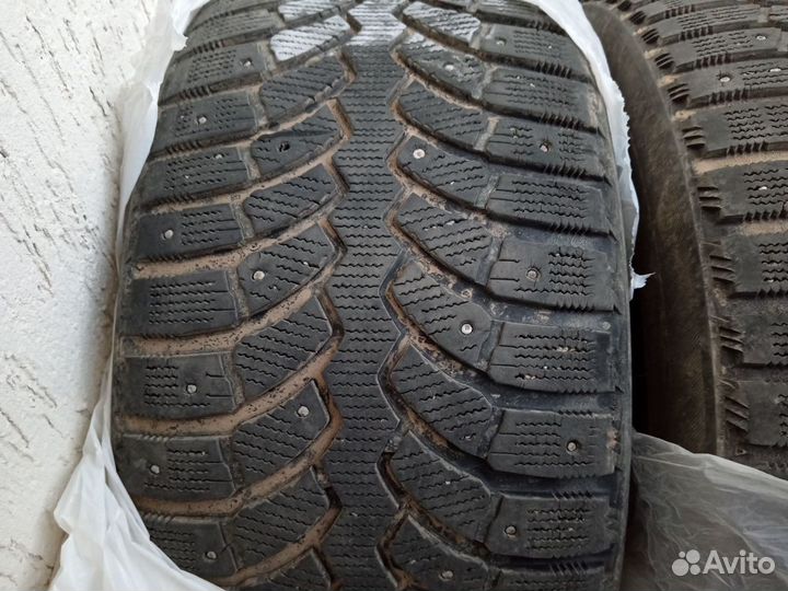 Bridgestone Blizzak Spike-01 235/45 R17 94