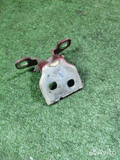 Петля двери Renault Sandero