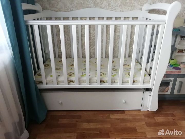 Детская кроватка с маятником+подарки