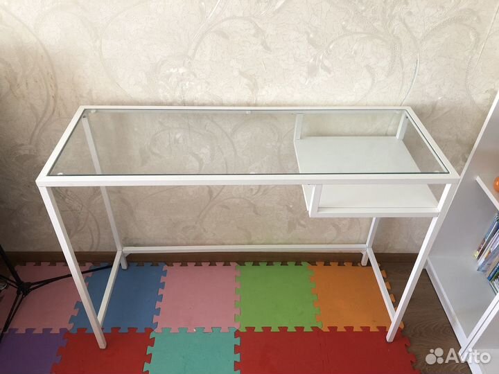 Белый рабочий стол IKEA