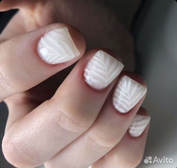 Маникюр с покрытием лаком