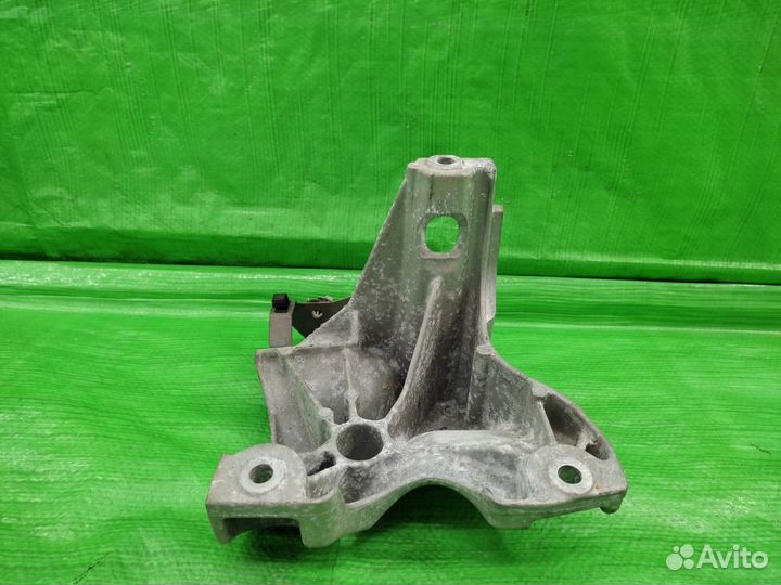 Кронштейн двигателя прав. Volkswagen Touareg