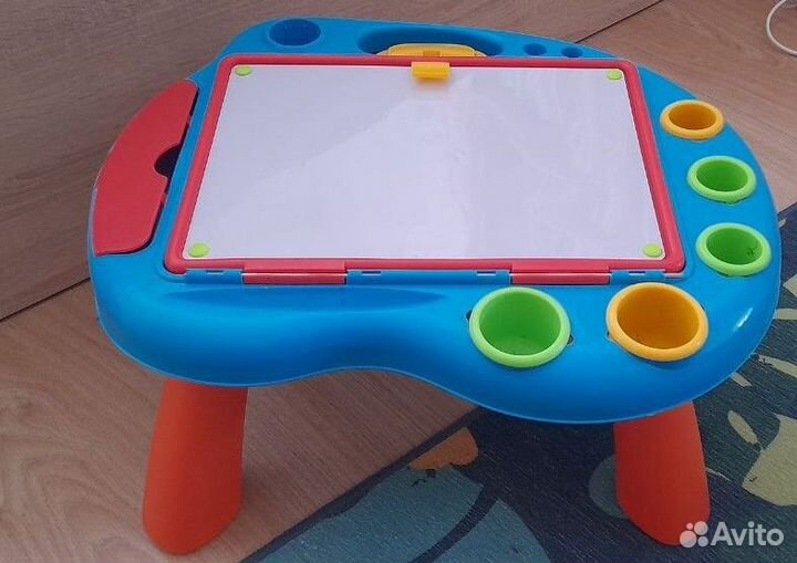 Столик для малышей для рисования с двусторонней до