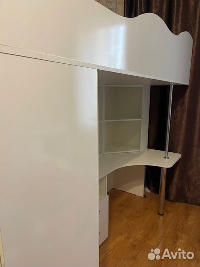 Кровать чердак со столом и шкафом