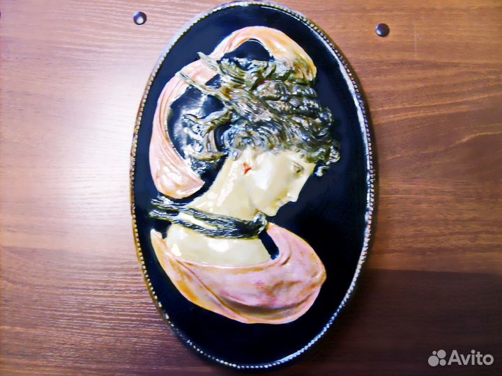 Настенный барельеф-медальон 