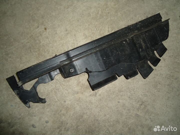 Audi A8 Дефлектор радиатора лев (D3) 2003-2007 год