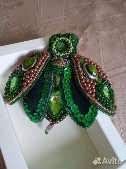 Брошь ручной работы из бисера
