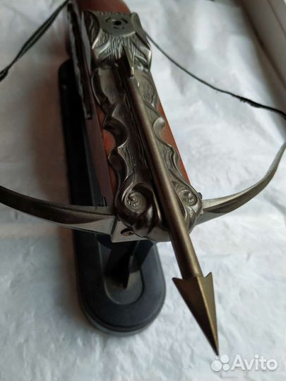 Зажигалка в виде арбалета на подставке