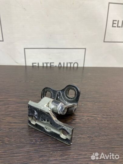 Петля двери задняя правая Bmw 7 E66 2002