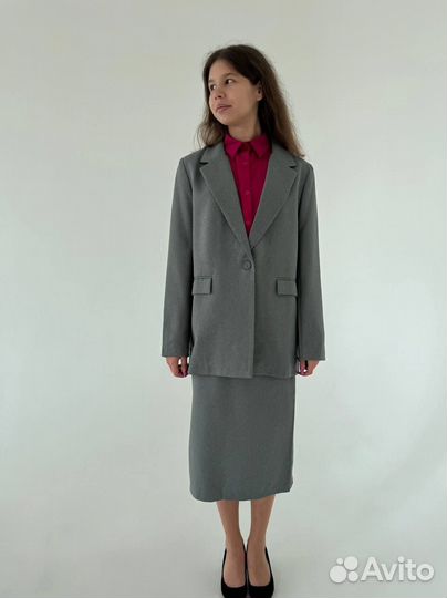 Костюм классический женский с юбкой, серый