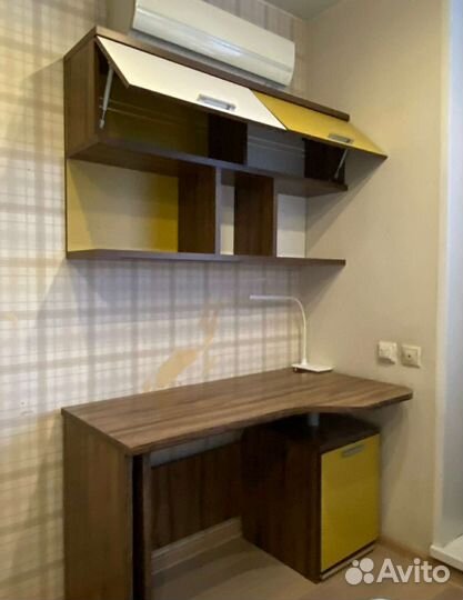 Письменный стол с ящиками и полками