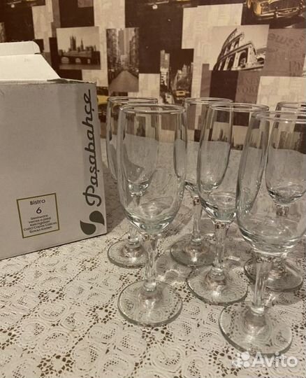 Блюдо, бокал и ваза бдя цветов