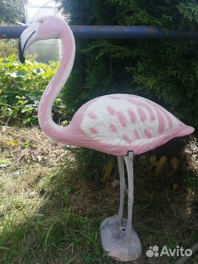 Садовая фигура фламинго