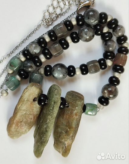 Колье с Зелёным Кианитом и Ларвикитом