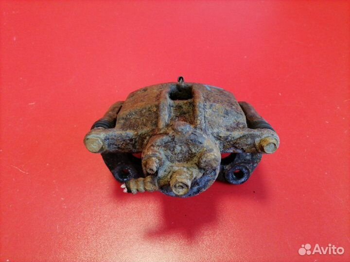 Суппорт передний левый Toyota Corolla ZZE121L