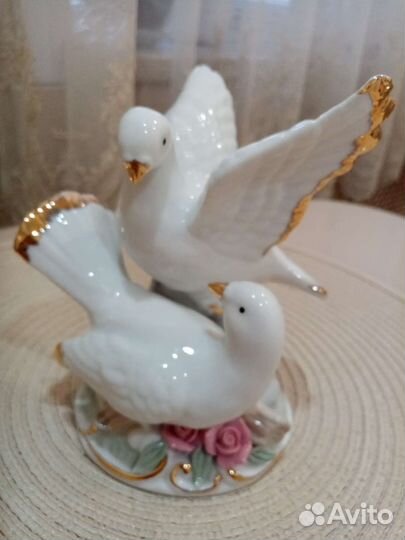 Фарфоровая статуэтка голуби