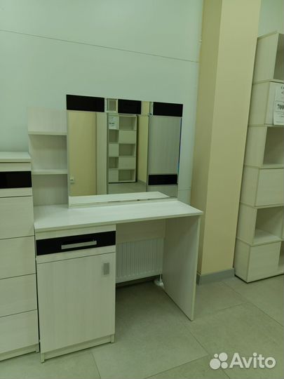 Туалетный столик с зеркалом