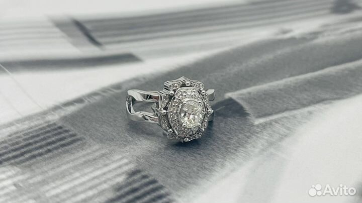 Кольцо из белого золота с центральным 0,7ct овалом