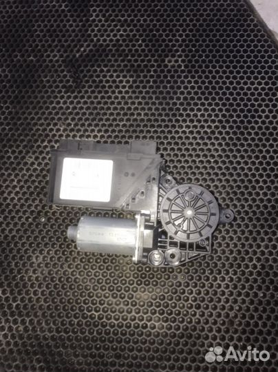 Моторчик стеклоподъемника задний правый