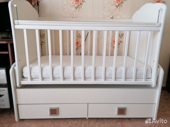 Детская кроватка с маятником