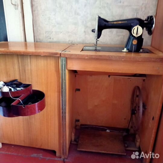 Швейная машинка с тумбой