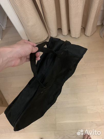 Гитара, подставка для гитары и чехол