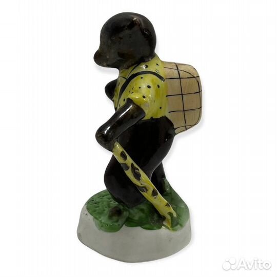 Статуэтка медведь с коробом фарфор СССР бронницы