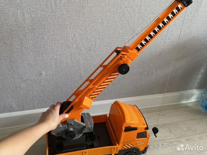 Подъемный кран игрушка