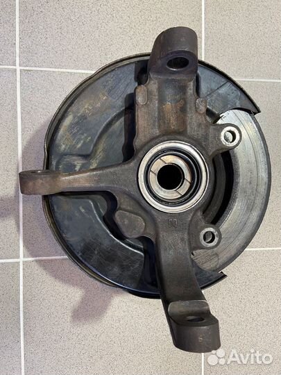 Кулак, ступица передняя левая Isuzu Bighorn 1994