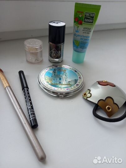 Коробка косметики и аксессуаров