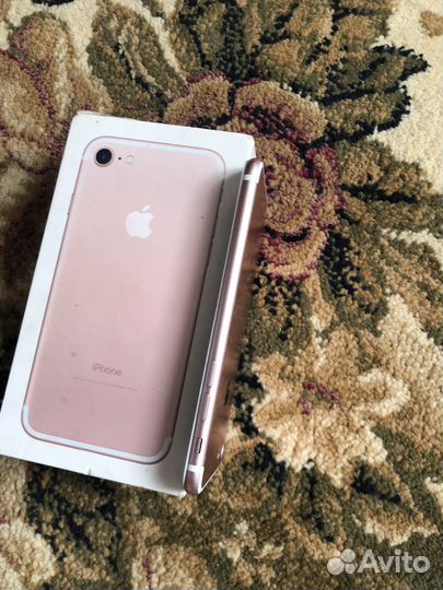 Телефон iPhone 7