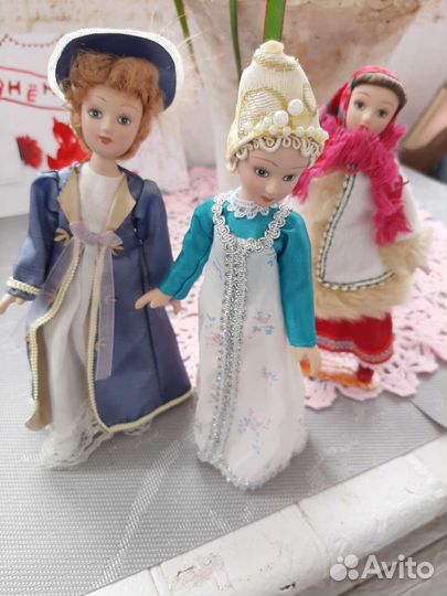 Кукла фарфоровая