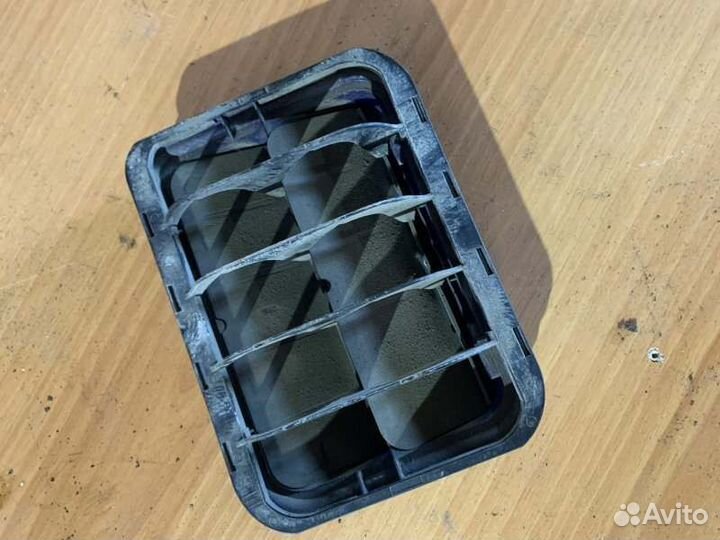 Решетка вентиляционная Peugeot 208 хетчбек 1.6 VTI