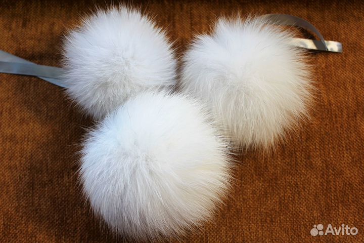 Помпоны из песца белые