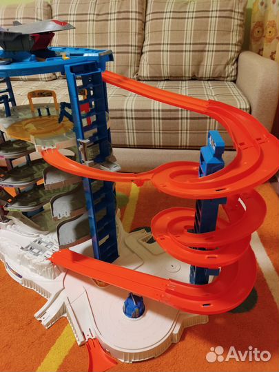 Большой гараж Hot Wheels с обезьяной