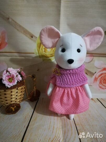 Мышка в розовом платье