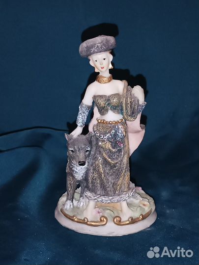 Статуэтка дама с собачкой