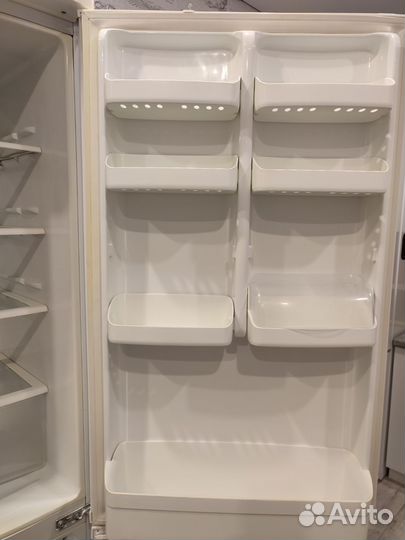 Холодильник LG в хорошем состоянии