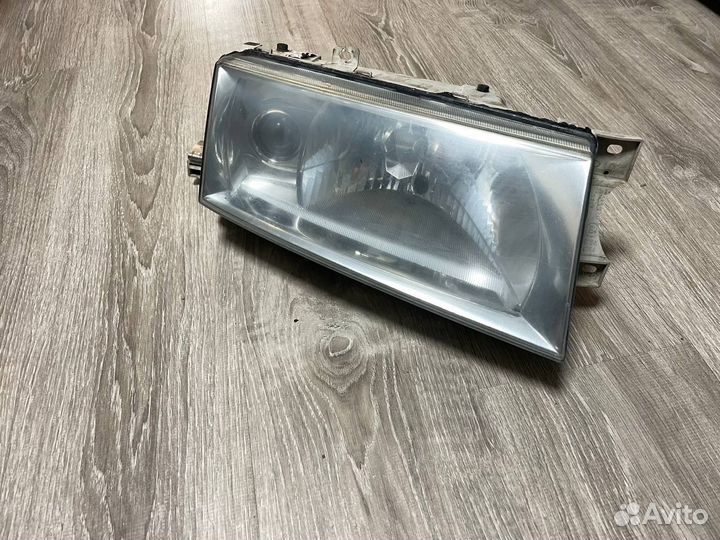Передняя правая фара Octavia Tour