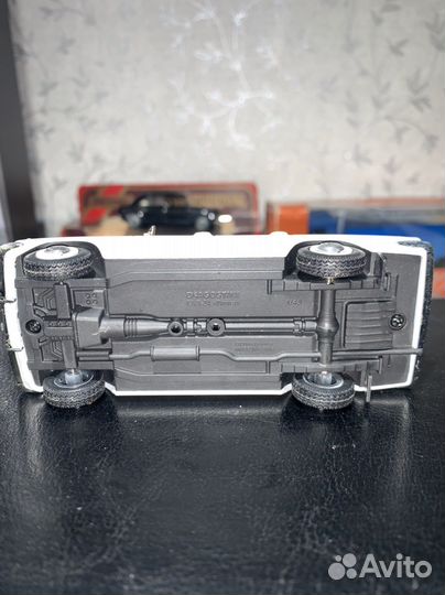 Модель автомобиля Волга 2401 1:43