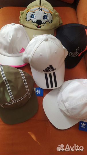 Шарф и кепки.адидас