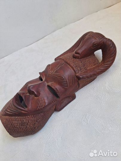 Маска африканская из красного дерева