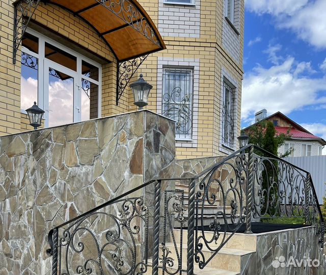 Навес над дверью